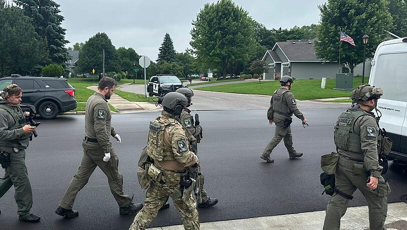 In Minnesota läuft eine großangelegte Fahndung nach dem Schützen - er soll sich als Polizist ausgegeben haben.