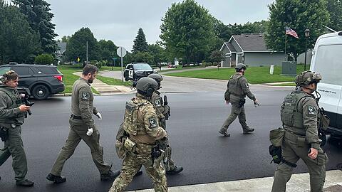 In Minnesota läuft eine großangelegte Fahndung nach dem Schützen - er soll sich als Polizist ausgegeben haben.