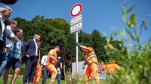 Bei Stau muss man künftig auf der Autobahn bleiben: Zum ersten Mal in Deutschland gibt es im Landkreis Rosenheim künftig Durchfahrtsverbote für den Ausweichverkehr.