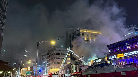 Ein Feuer ist in einem Restaurant im Stadtzentrum von Seoul, direkt hinter dem Rathaus, ausgebrochen.