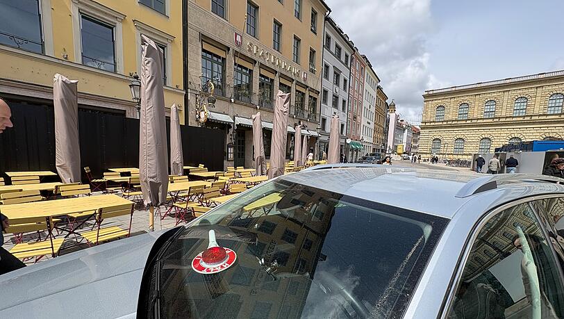 Polizei vor dem Spatenhaus an der Oper: Hat eine kriminelle Bande die Betreiber abgezockt?