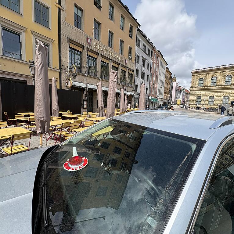 Polizei vor dem Spatenhaus an der Oper: Sie ermittelt gegen 50 Angestellte und war stundenlang vor Ort.