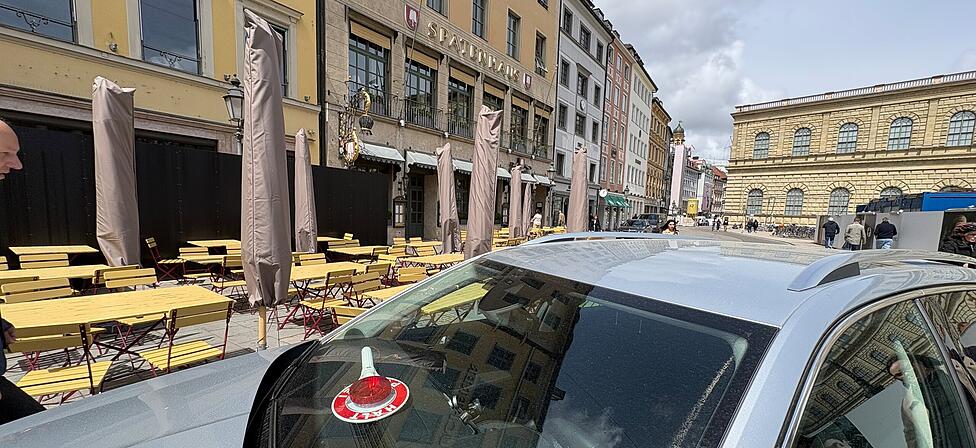 Polizei vor dem Spatenhaus an der Oper: Sie ermittelt gegen 50 Angestellte und war stundenlang vor Ort.