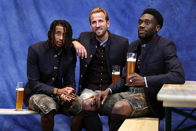 Die Stars des FC Bayern beim alljährlichen Lederhosen-Shooting von Paulaner. Die Stars des FC Bayern beim alljährlichen Lederhosen-Shooting von Paulaner.