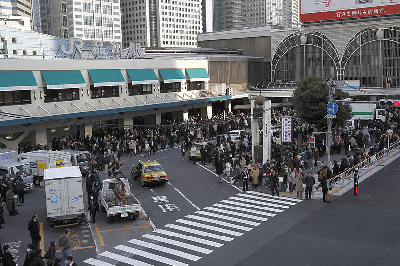 Mega-Erdbeben in Japan. Eine Ölraffinerie und ein Atomkraftwerk stehen in Flammen. Der Geologische Dienst der USA gab die Stärke des Bebens mit 8,9
an.