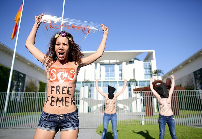 Nackte Wut: Femen-Aktivistinnen demonstrieren am Freitag vor dem Bundekanzleramt.