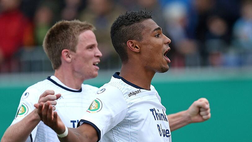Matchwinner Rubin Okotie bejubelt mit Marin Tomasov das 2:1 durch Foulelfmeter. Matchwinner Rubin Okotie bejubelt mit Marin Tomasov das 2:1 durch Foulelfmeter.