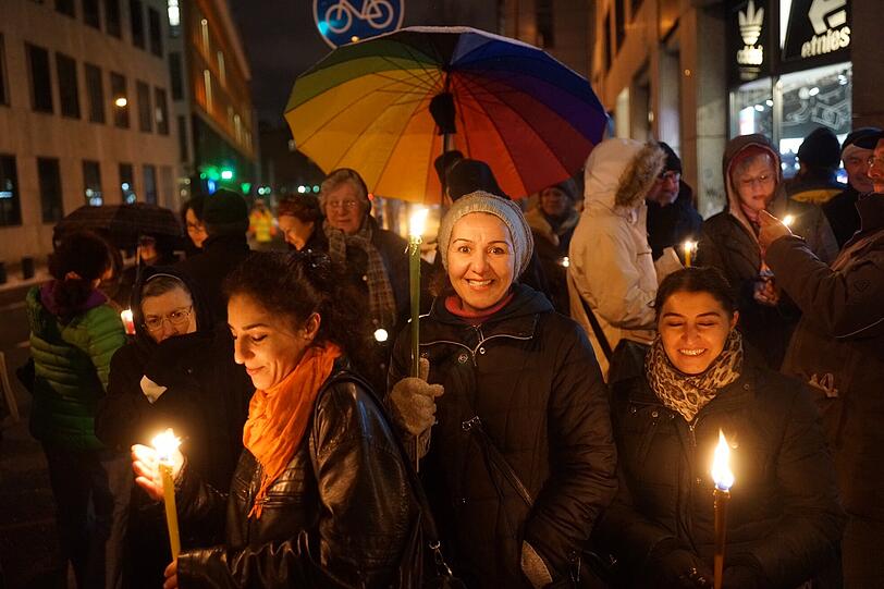 15000 Münchner versammelten sich am Montagabend zur Lichterkette für den Frieden.
