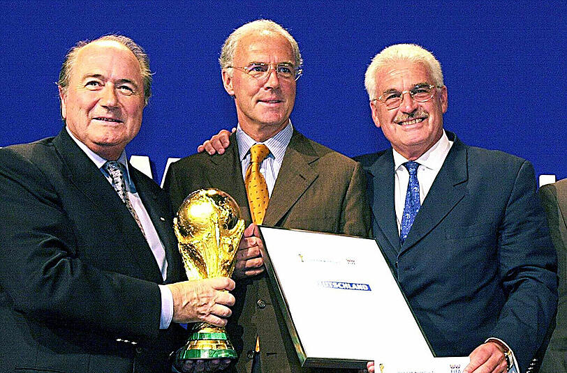 Der Schweizer FIFA-Präsident Joseph Blatter (l.), WM-Bewerbungschef Franz Beckenbauer (m.) und Fedor Radmann (r.), Koordinator des DFB-Bewerbungskomitee.