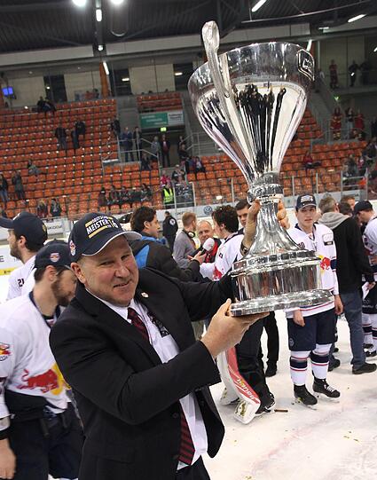 Cheftrainer Don Jackson (Muenchen) mit Meisterpokal.