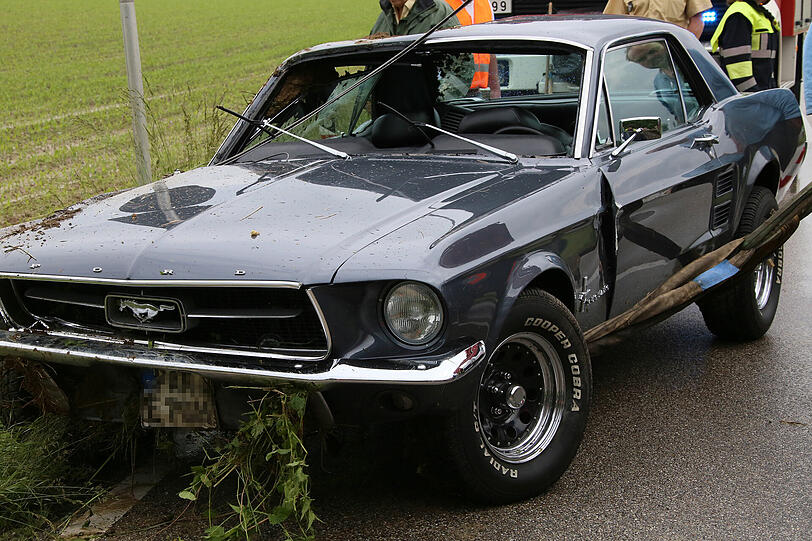 Spektakulärer Abflug eines Ford Mustang Oldtimers zwischen Waldkraiburg und Pürten. Der Fahrer verliert die Kontrolle und landet auf dem Dach.