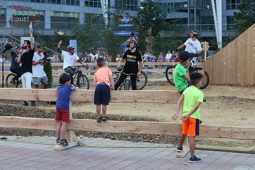 Models und Mountainbiker am Flughafen: Die Bilder vom "Schöne Münchnerin"-Wildcard-Event beim "Bike & Style"-Festival zum Durchklicken.