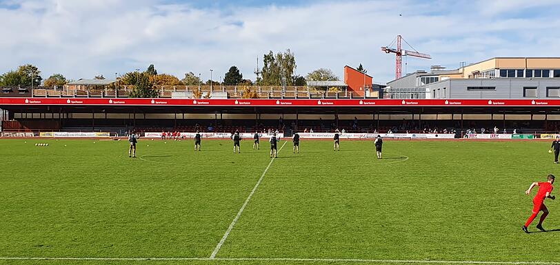 Die Obinger Goaßlschnalzer sorgen für Stimmung im Jahnstadion.