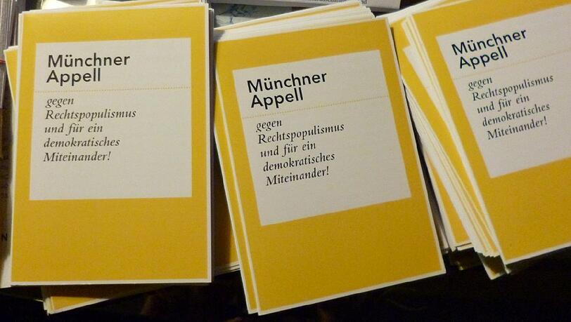 Die Flyer, die Jungpolitiker in der Stadt verteilen. Die Flyer, die Jungpolitiker in der Stadt verteilen.