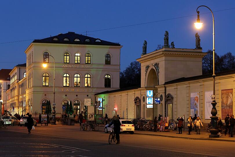 Auch zur besinnlichen Jahreszeit ist es am Odeonsplatz hektisch.