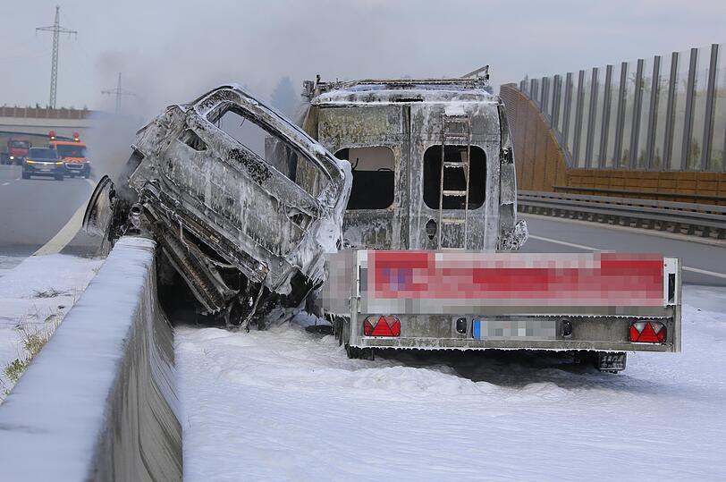 Nach dem Zusammenstoß fing der beschädigte Hybrid-BMW im Bereich der Akkus Feuer. Das Feuer griff auf den Kleintransporter über und setzte diesen in Vollbrand.