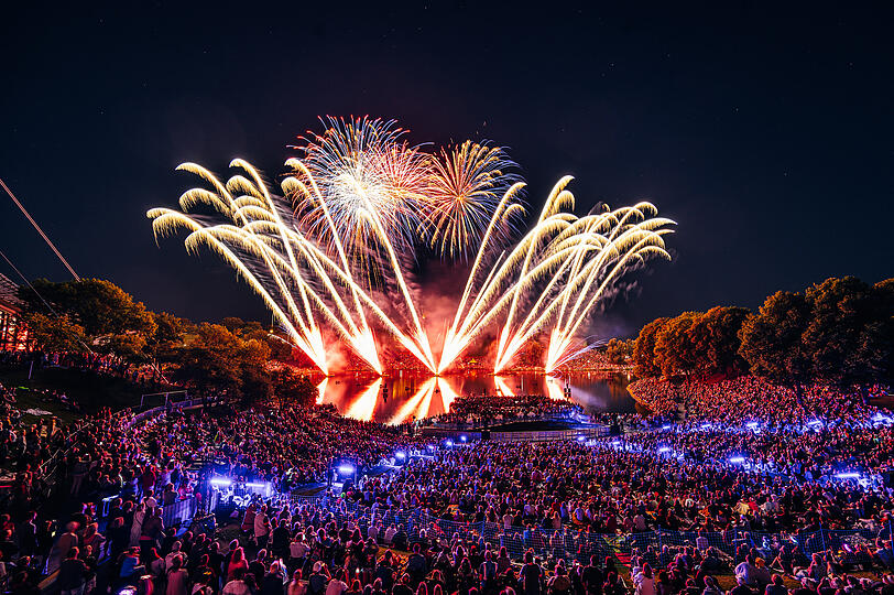 Mit Einbruch der Dunkelheit erfüllte die olympische Fanfare aus dem Jahr 1972 die Festival-Area und eröffnete das musikalische Lichtermeer des Abends.