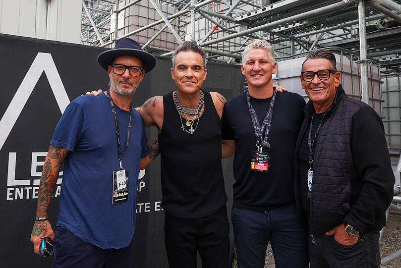 Produzent Florian Wieder, Entertainer Robbie Williams, Ex-Kicker Bastian Schweinsteiger und Konzertveranstalter Klaus Leutgeb