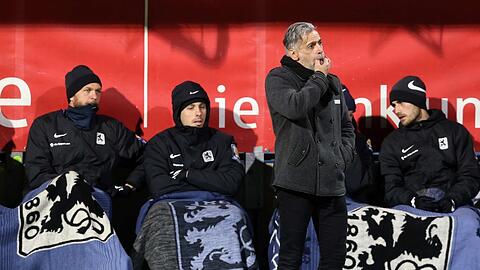In der Zuschauerrolle: Winter-Wunschzugang Raphael Holzhauser (links) wird von Trainer Maurizio Jacobacci (rechts) aus der Startelf genommen. Marcel Bär (Mitte) ist inzwischen wieder drin.