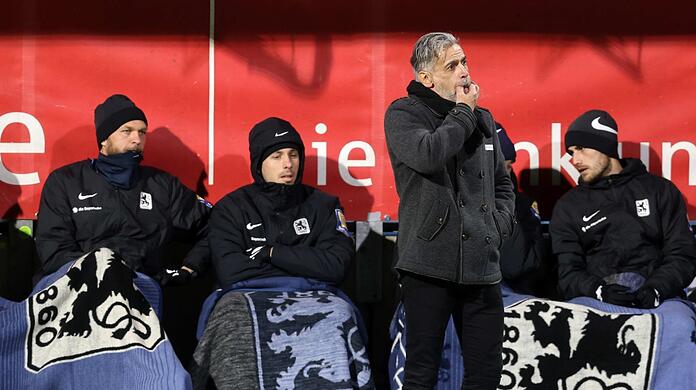 In der Zuschauerrolle: Winter-Wunschzugang Raphael Holzhauser (links) wird von Trainer Maurizio Jacobacci (rechts) aus der Startelf genommen. Marcel Bär (Mitte) ist inzwischen wieder drin.