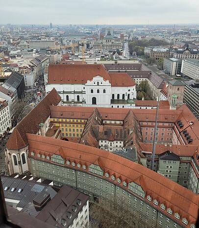 Kein perfektes Weitblick-Wetter und trotzdem eine Schau: Der Blick vom Südturm der Frauenkirche. Kein perfektes Weitblick-Wetter und trotzdem eine Schau: Der Blick vom Südturm der Frauenkirche.