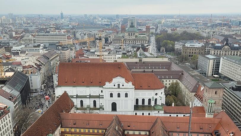 Kein perfektes Weitblick-Wetter und trotzdem eine Schau: Der Blick vom Südturm der Frauenkirche. Kein perfektes Weitblick-Wetter und trotzdem eine Schau: Der Blick vom Südturm der Frauenkirche.