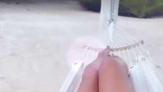 Im Liebesurlaub: Patricia Blanco zeigt sich ohne Bikinioberteil. Im Liebesurlaub: Patricia Blanco zeigt sich ohne Bikinioberteil.