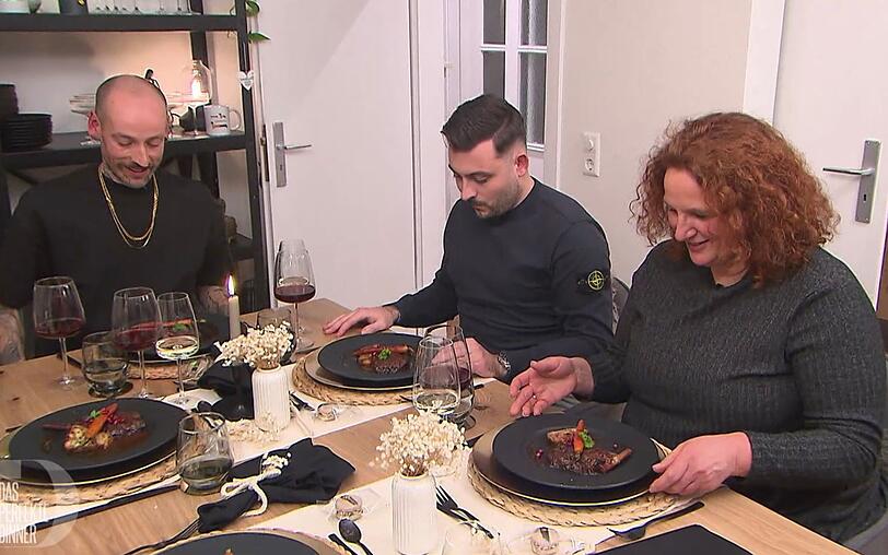 Hauptgang-Vorfreude bei Sarah und Nick (links), nur Joshua wirkt skeptisch. Hauptgang-Vorfreude bei Sarah und Nick (links), nur Joshua wirkt skeptisch.