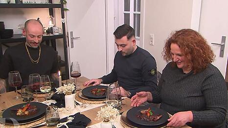 Hauptgang-Vorfreude bei Sarah und Nick (links), nur Joshua wirkt skeptisch.