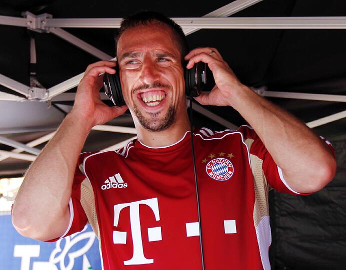 Spaßvogel Ribéry macht die Musik: Der Bayern-star übernahm im Trainingslager kurzerhand das DJ-Pult. Die Bilder
