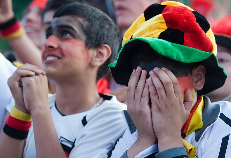 Yes! Mit dem 2:1 gegen Dänemark sicherten sich die Deutschen den Einzug ins Viertelfinale: So feierten die Fans beim Public Viewing. Die Bilder!