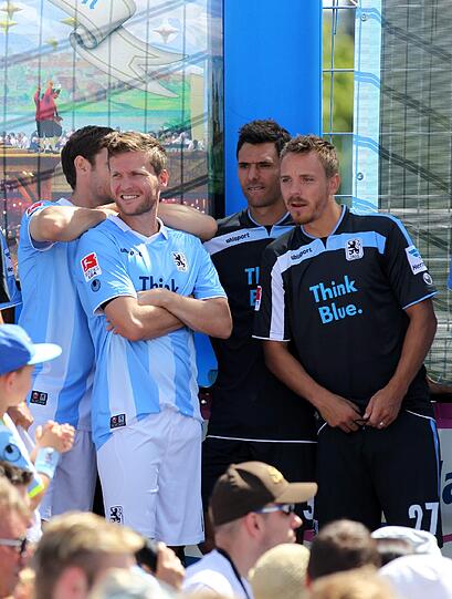 Daniel Adlung beim "Bullriding" und Moritz Volz beim Crepes kochen: Nach dem denkbar knappen Pokalerfolg am Freitag gegen Heidenheim, standen am Sonntag beim Fanfest der Löwen die Sechziger-Fans im Mittelpunkt. Die besten Bilder!