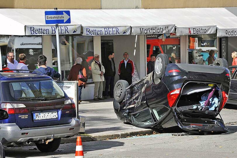 Unfall in Grünwald: Ein Wagen hatte sich am Marktplatz überschlagen