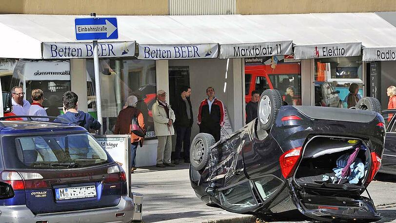 Unfall in Grünwald: Ein Wagen hatte sich am Marktplatz überschlagen Unfall in Grünwald: Ein Wagen hatte sich am Marktplatz überschlagen