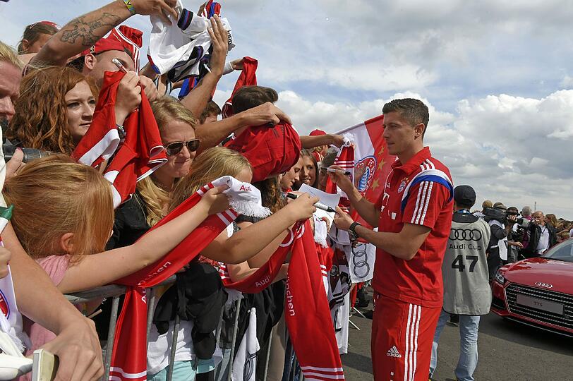 Die Bayern-Stars mit ihren neuen Dienstwagen.