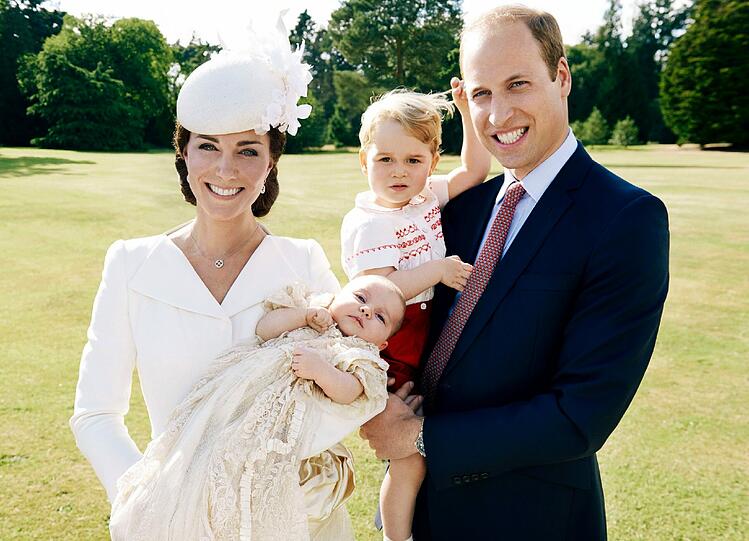 Herzogin Kate mit Prinz William und Sohn George bei der Geburt von Tochter Charlotte