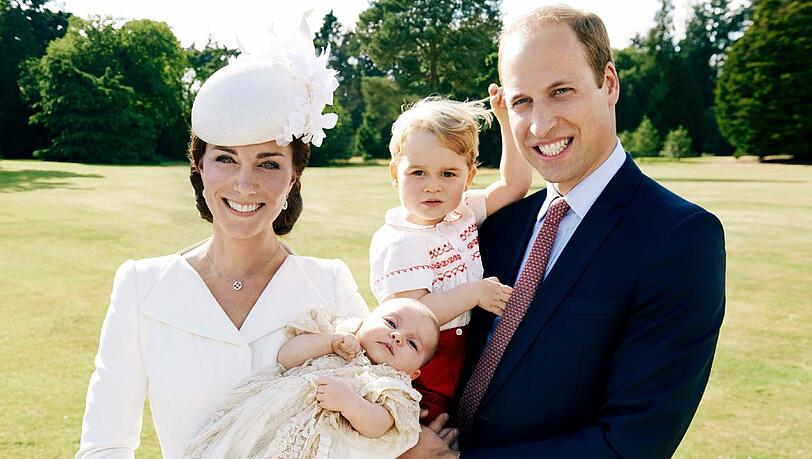 Herzogin Kate mit Prinz William und Sohn George bei der Geburt von Tochter Charlotte Herzogin Kate mit Prinz William und Sohn George bei der Geburt von Tochter Charlotte
