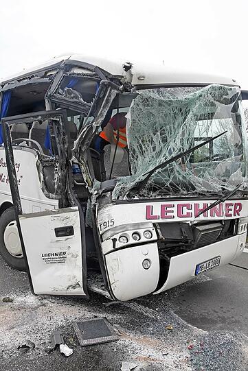 Die Bilder vom Massenunfall auf der A8.