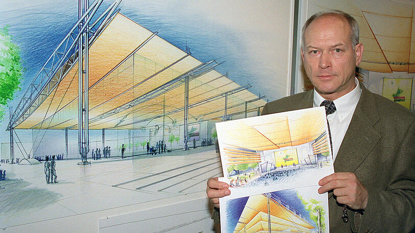 Stolz: Architekt und Projekt-Investor Josef Wund zeigt 1998 seine Pläne für den Bau des Deutschen Pavillons bei der EXPO 2000.