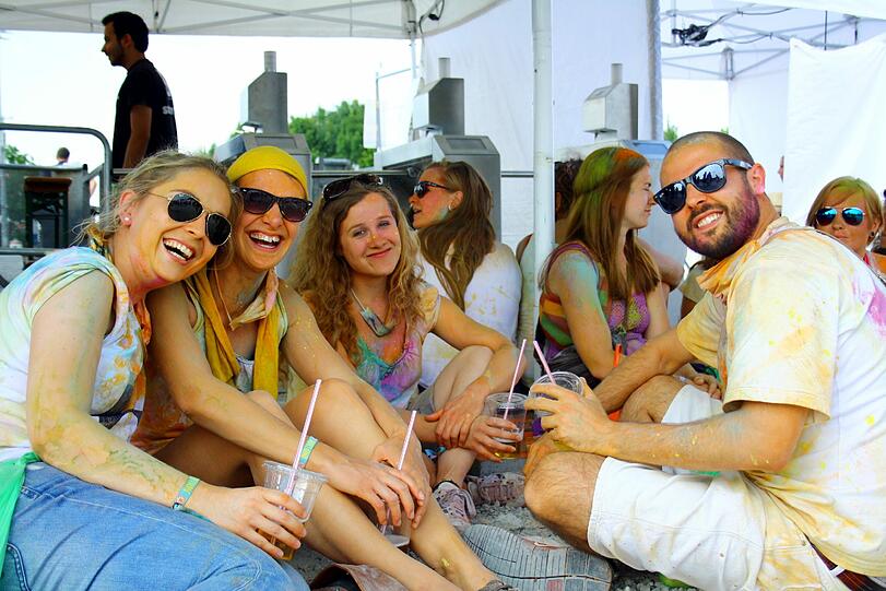 Bunter geht nicht: Das Holi One Color Festival in Riem. Die Bilder.