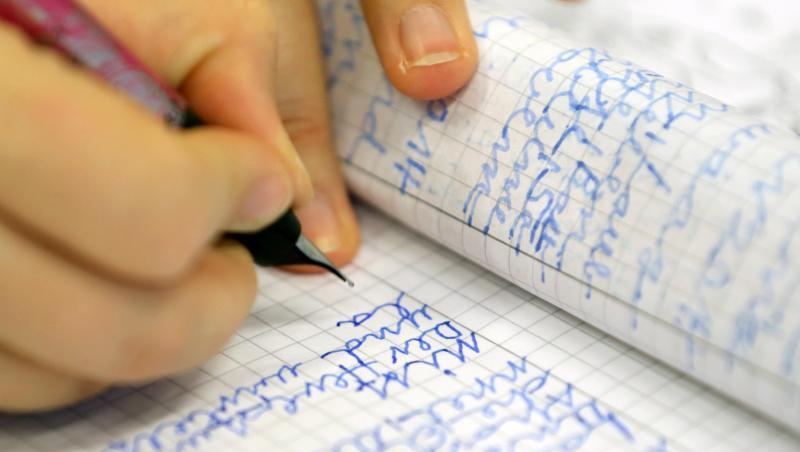 Laut einer aktuellen Studie können 6,2 Millionen Erwachsene in Deutschland nicht richtig Deutsch lesen und schreiben. Laut einer aktuellen Studie können 6,2 Millionen Erwachsene in Deutschland nicht richtig Deutsch lesen und schreiben.