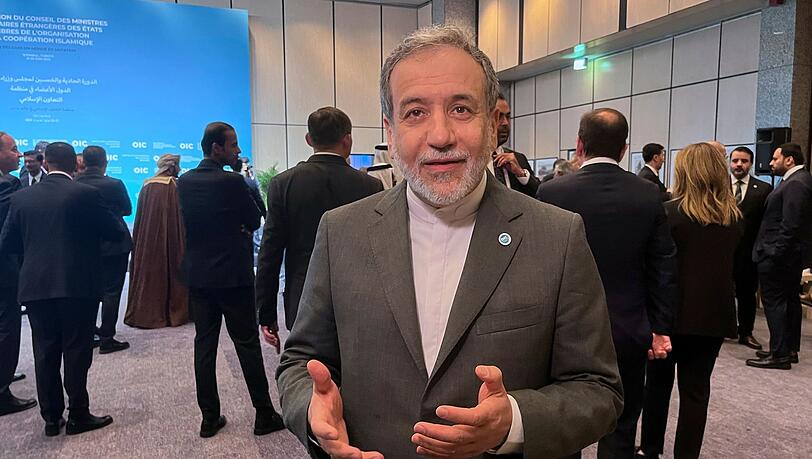 Der iranische Außenminister Abbas Araghtschi nimmt in Istanbul an einem Treffen der Organisation für islamische Zusammenarbeit teil.