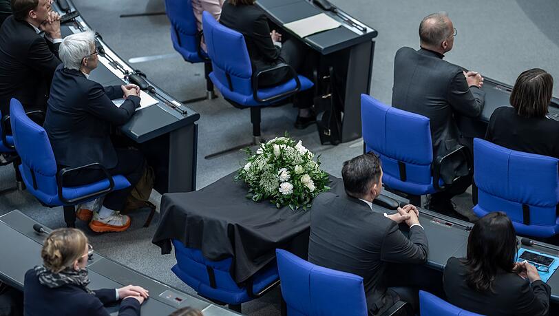 Mit einem Gesteck wurde in der vergangenen Sitzungswoche im Bundestag des gestorbenen Abgeordneten Carsten Tr&auml;ger (SPD) gedacht.