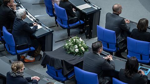 Mit einem Gesteck wurde in der vergangenen Sitzungswoche im Bundestag des gestorbenen Abgeordneten Carsten Tr&auml;ger (SPD) gedacht.