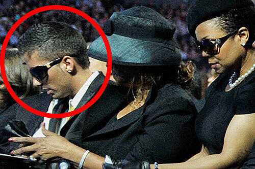Ist er Jackos Sohn? Omer Bhatti saß bei der Trauerfeier neben seinen mutmaßlichen Tanten