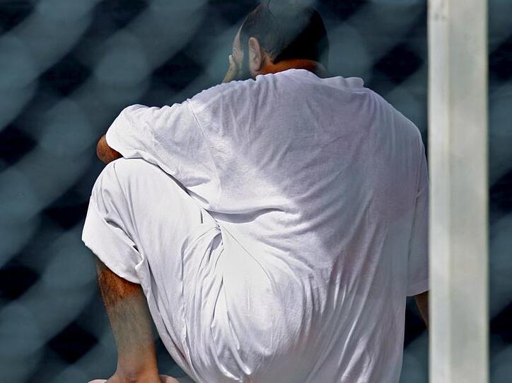 Ein Häftling in einem Zellenblock in Guantanamo