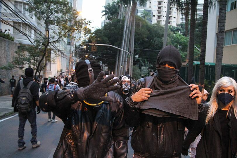 Knapp ein Jahr vor der Fußball-WM in Brasilien erlebt das Land einen ungeahnten Sturm des Protestes.