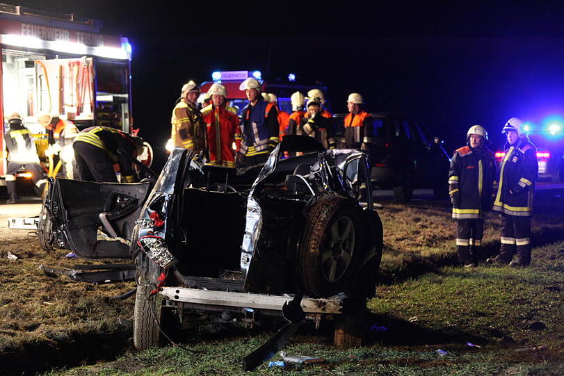 Schwerer Unfall auf der Staatsstraße 2550 bei Altötting. Der Fahrer des Wagens starb noch am Unfallort.