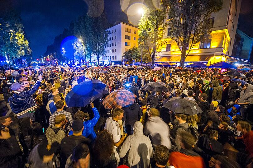 Trubel auf der Leopold: Fußballfans feiern in der Nacht zu Mittwoch den Einzug der DFB-Elf ins WM-Finale.