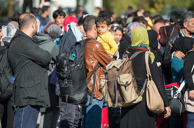 Diese Flüchtlinge warten auf den Grenzübertritt nach Bayern.